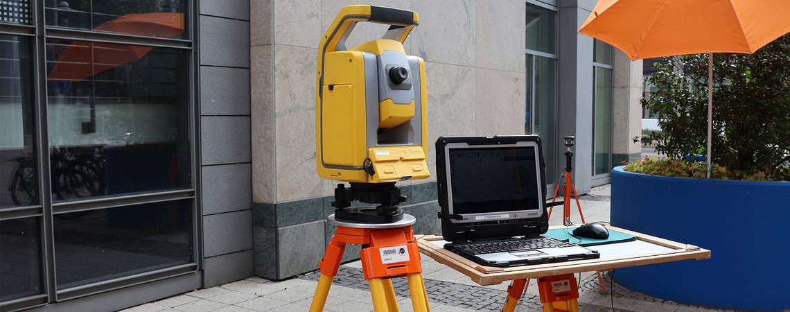 Beim Tag der Geodäsie der vier Standorte des LVermGeo konnten Jugendliche selbst testen, wie moderne Vermessung funktioniert und welche Möglichkeiten die Arbeit mit Geobasisdaten bietet.