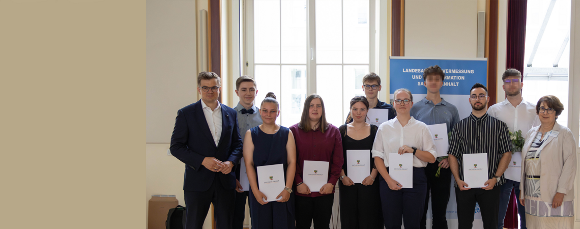 Das Landesamt für Vermessung und Geoinformation (LVermGeo) übernimmt neun Absolventinnen und Absolventen der Geomatiker/in Ausbildung in eine Festanstellung.
