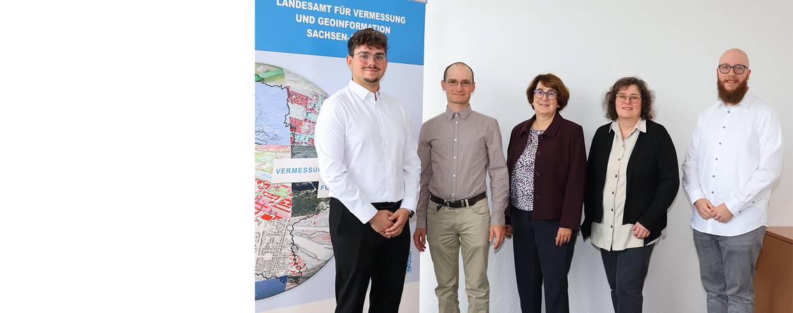 Vier neue Vermessungsoberinspektorenanwärter im LVermGeo aufgenommen Zum 1. November 2025 beginnen eine Anwärterin und drei Anwärter ihre 12-monatige Laufbahnausbildung im LVermGeo.