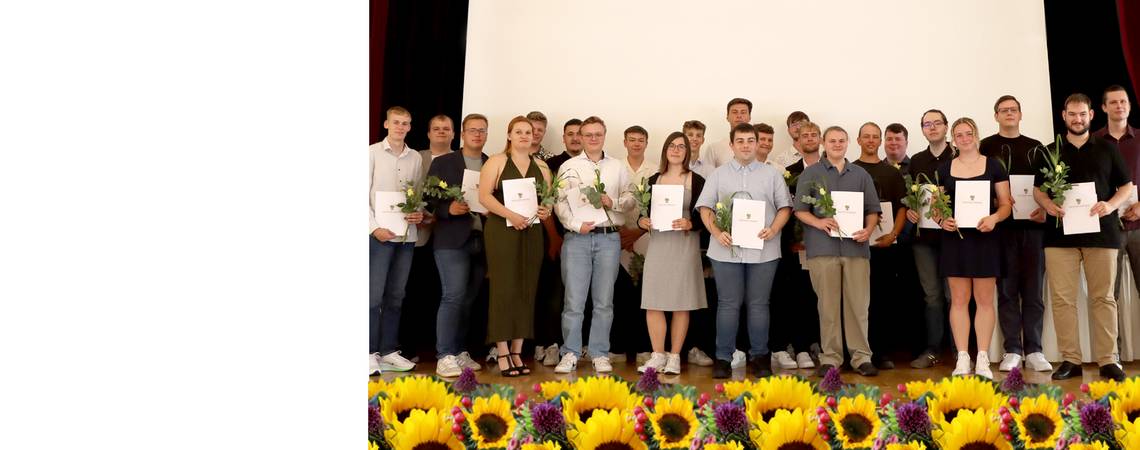 Feierliche Zeugnisübergabe: Neue Fachkräfte starten ins Berufsleben Am 31. Juli 2026 wurden den frisch ausgebildeten Geomatikerinnen, Geomatikern, Vermessungstechnikerinnen und Vermessungstechnikern feierlich ihre Abschlusszeugnisse überreicht.