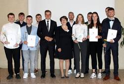 v.l.: Jonas Herrmann, Lennart Reckling, Kilian Knust, Benito Rohde, Sven Haller, Cordula Jäger-Bredenfeld, Erik Sopart, Louise Erxleben, Max Franziskus Sauer, Leonie Ledermann, Dustin Schwach, Steven Bjeske