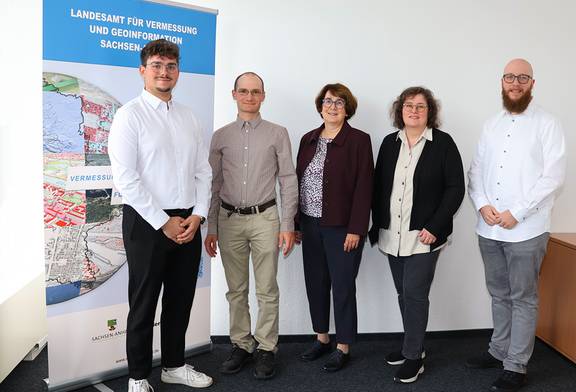Vier Vermessungsoberinspektorenanwärter (VOIA) starten ihre Ausbildung im LVermGeo