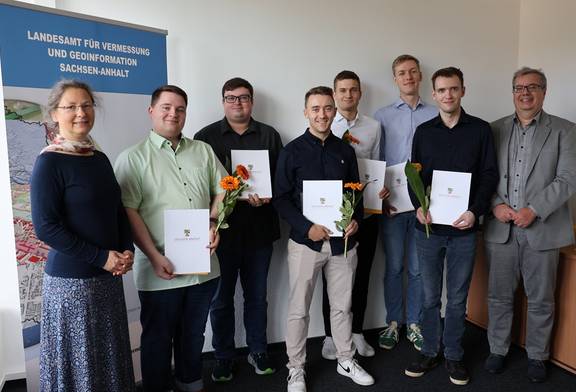 Sechs Vermessungsoberinspektorenanwärter erhalten ihre Prüfungszeugnisse © LVermGeo ST Sechs Vermessungsoberinspektorenanwärter erhalten ihre Prüfungszeugnisse