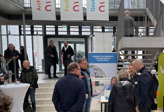 Gespräche am Stand des LVermGeo © LVermGeo Gespräche am Stand des LVermGeo
