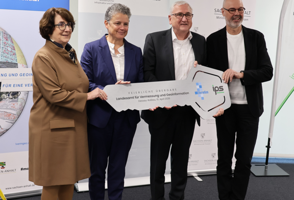 V. l. n. r.: Cordula Jäger-Bredenfeld (LVermGeo), Dr. Lydia Hüskens (MID), Michael Richter (MF), Thomas Poege (IPS)