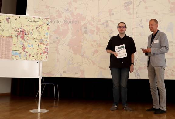 Herr Skirl ist der Gewinner des Wettbewerbs zur Erstellung einer Karte im Rahmen einer Ausbildung von der DGfK Sektion Halle/Leipzig e.V.
