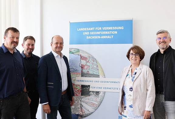 Abb. 2: Übergabe der Beitrittserklärung